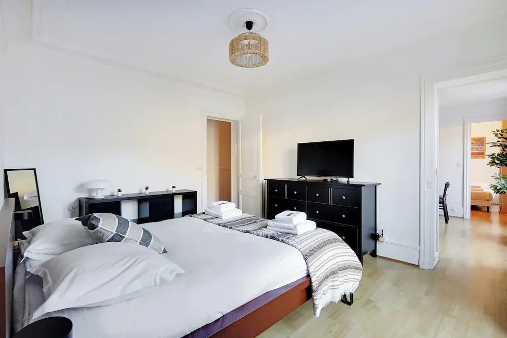 Experience the Parisian Lifestyle: 2BR Near Porte Maillot
