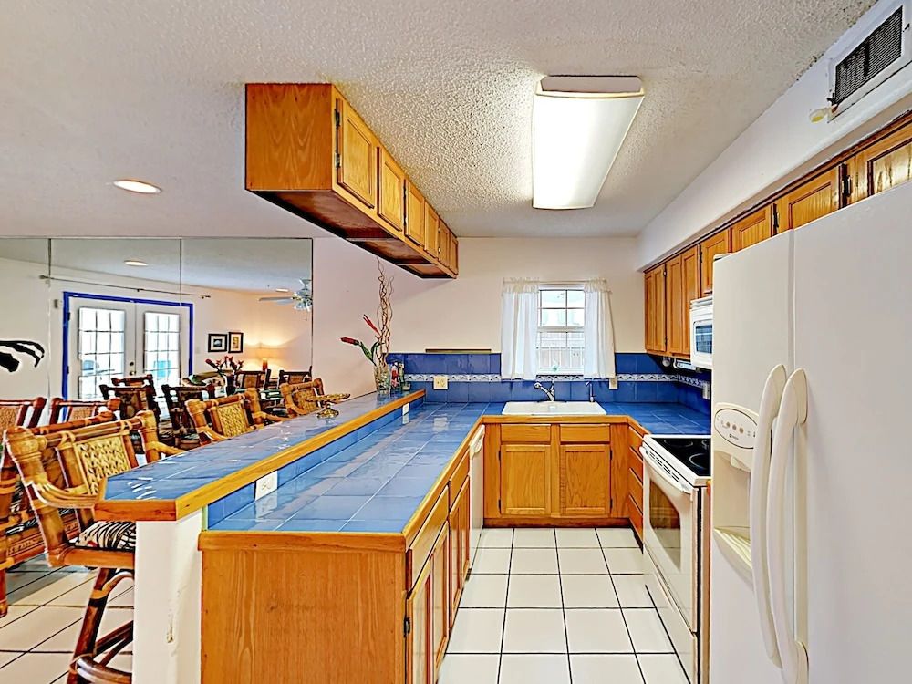 New Listing! Island W/ Pool, Walk To Beach 3 Bedroom Condo