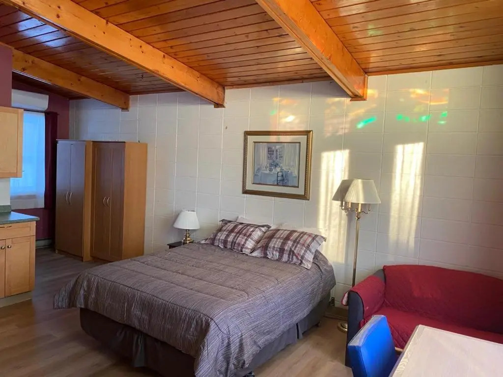 Huron Sands Motel and Restaurant