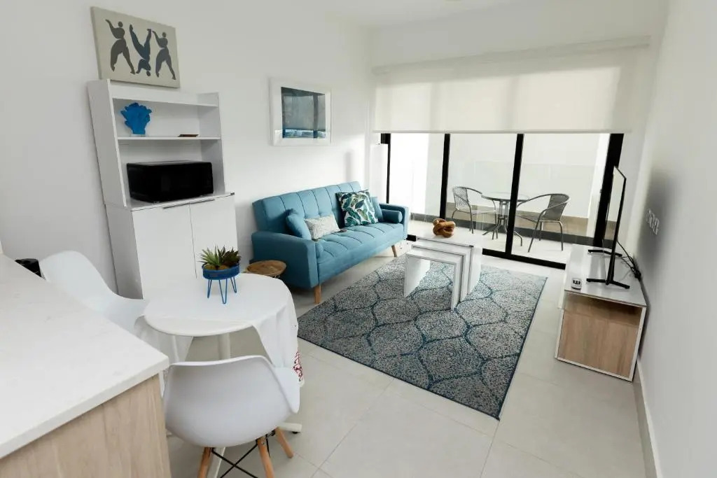 1 Bedroom Apt with Pool, 5 Minutes From Beach