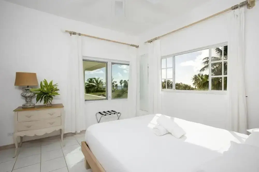Dream Villa: Private Oasis Above Pink Sand Beach
