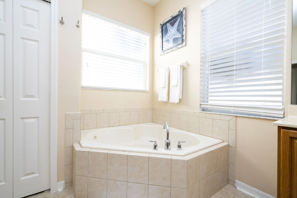 Stunning 5 Bd Home w/ Pool Close to Disney 7420