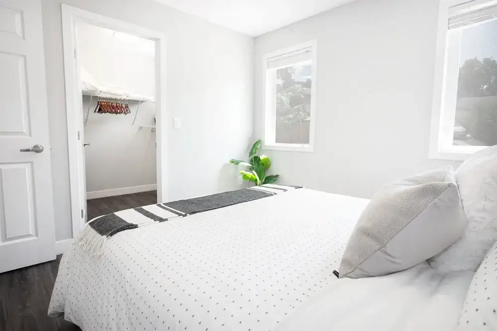 Modern 3BR Unit on Jessie Ave With Insuite Laundry