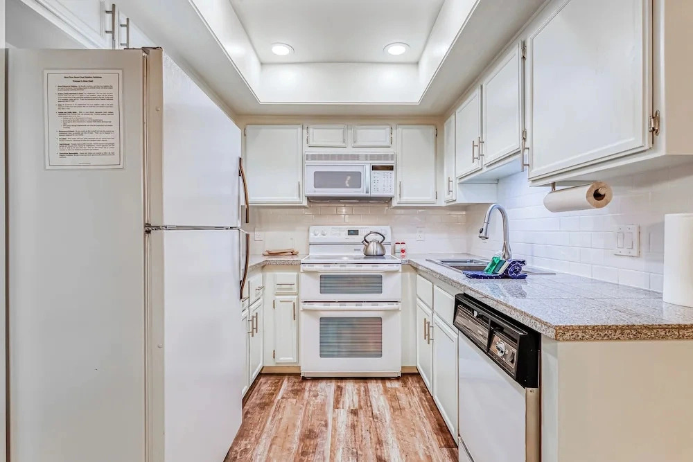 Comfortable 2BR 2nd-floor Balcony