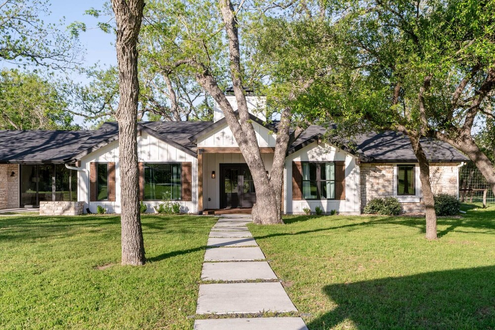 Upstaystunning 10 Acres Farmhouse w/ Private Pool