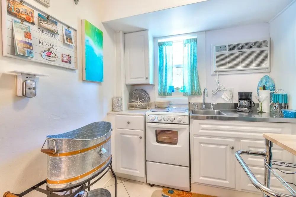 Tropic Terrace #5 - Beachfront Rental Studio Bedroom Apts by Redawning