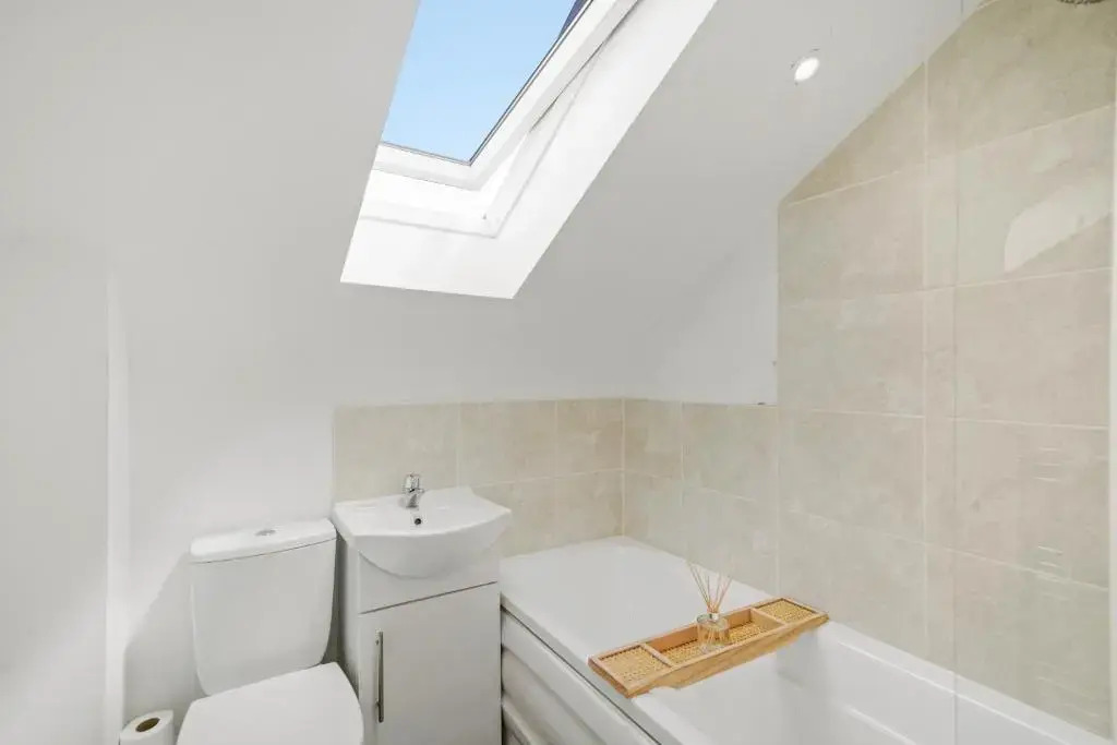 6 Sarah House by Truestays - 2 Bedroom Apartment - FREE Wifi & Parking