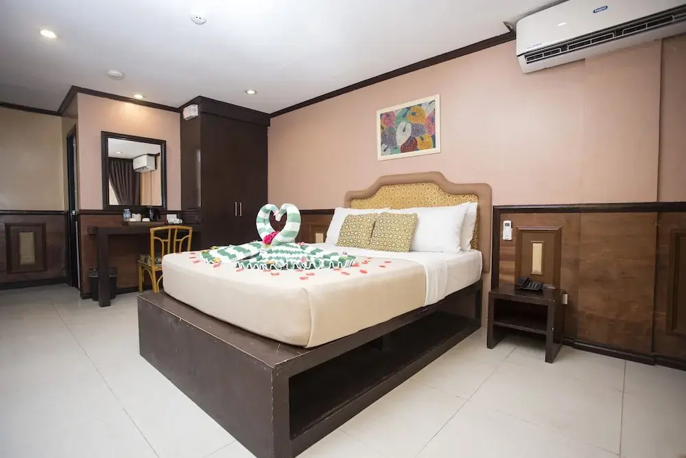 John's Apartelle