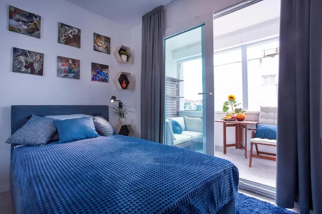 Deluxe City Center Blue Apartment