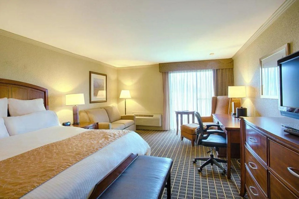 Cape Cod Irish Village - The Emerald Resort