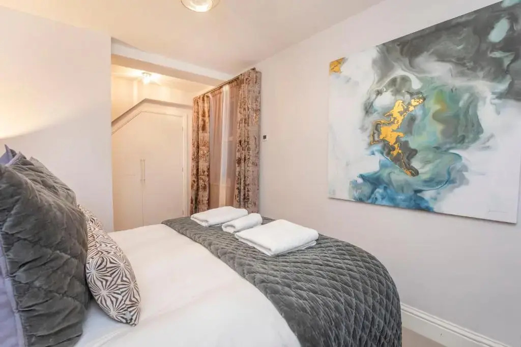 8 Blue Bridge- Elegant and Luxurious 1 Bedroom Apt- Free Parking