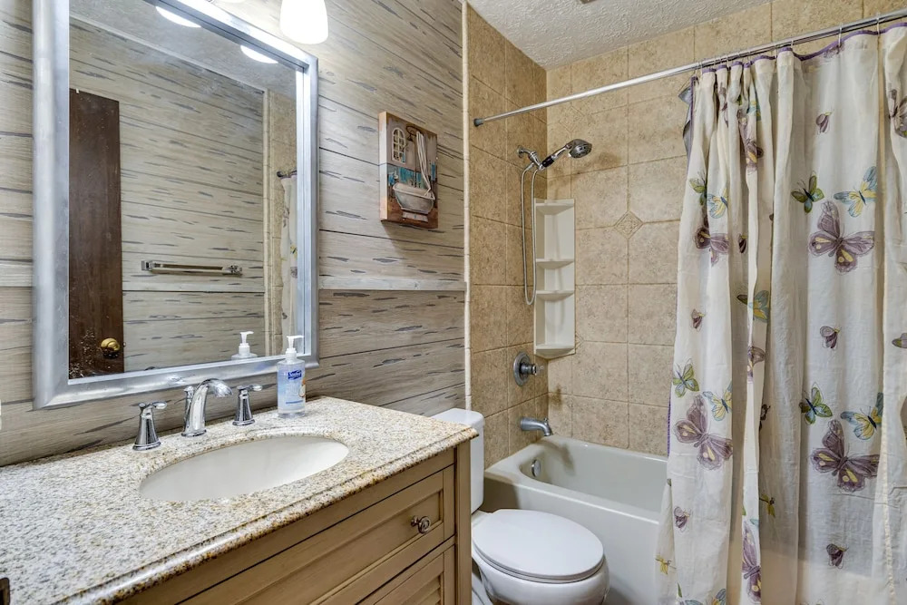 Lawrence Vacation Rental ~ 12 Mi to Indianapolis!