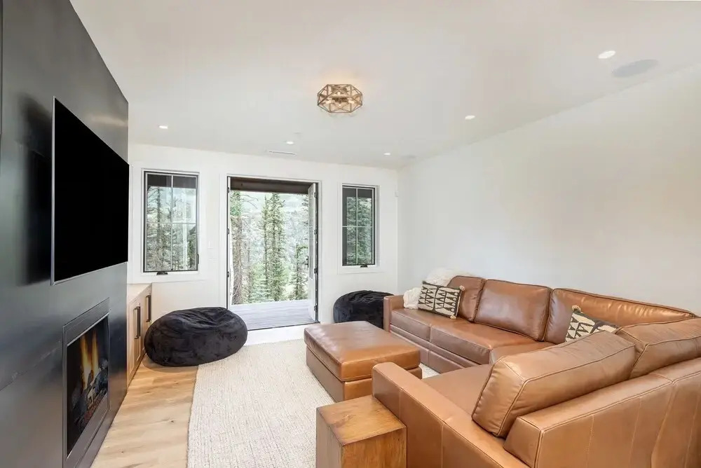 Overlook House 4 Bedroom Home by RedAwning