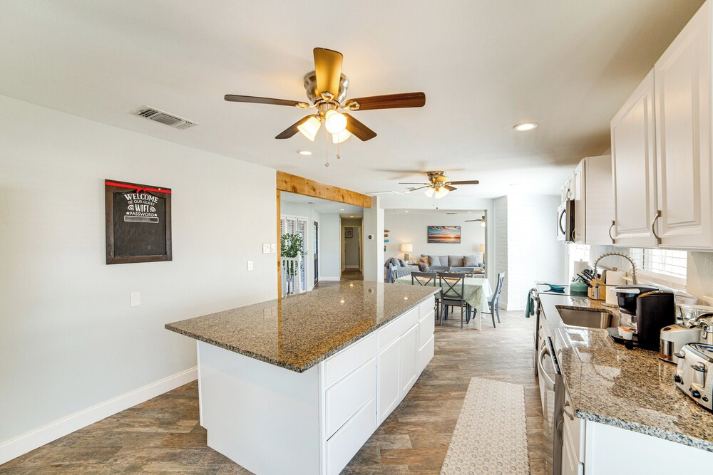 Lakeside Retreat: Large Spacious Home w/ Game Room
