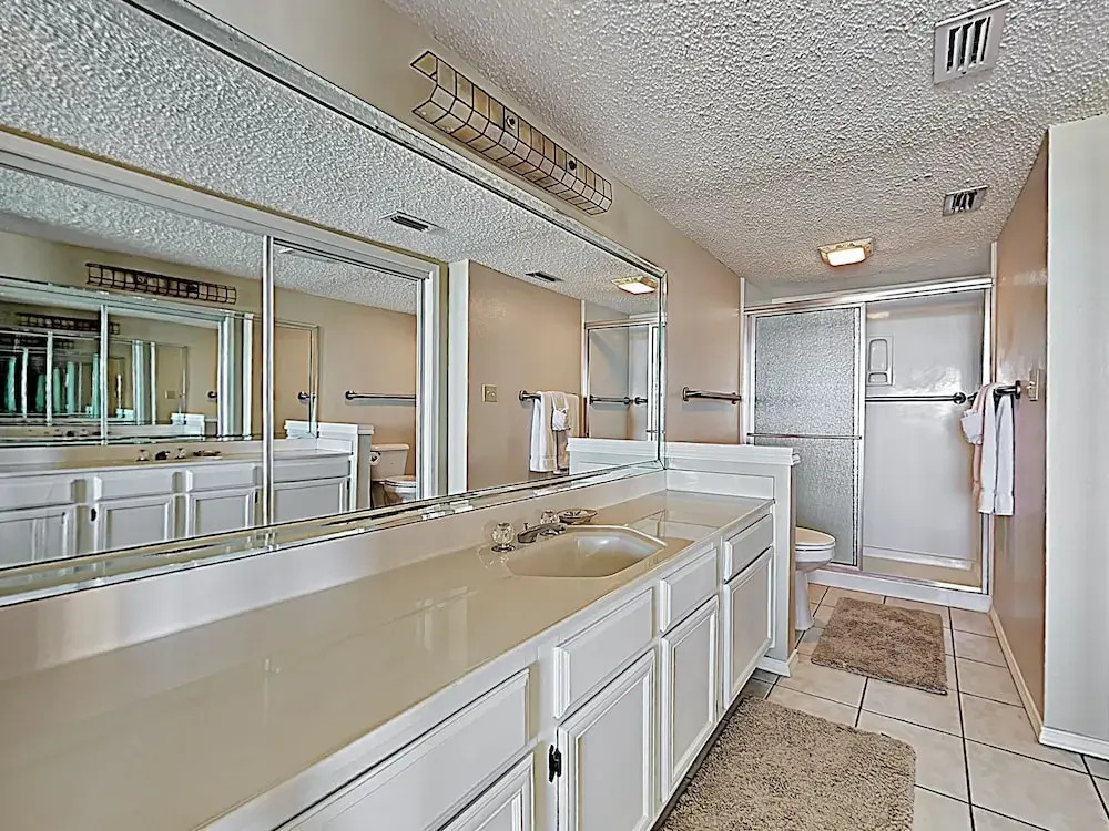 New Listing! Tranquil Corner Unit W/ Gym & Pools 3 Bedroom Condo