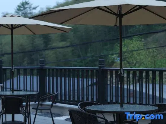 Chuan Summer Riverside Hiking & Rafting · Creamy Designer Poolside Lodge