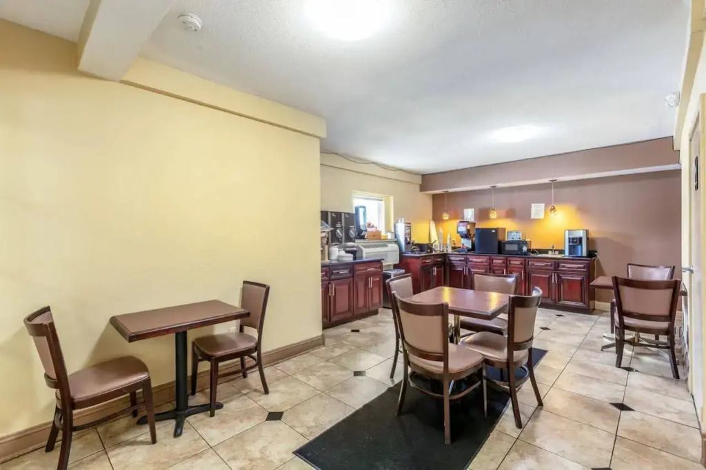 Red Carpet Inn - Stamford