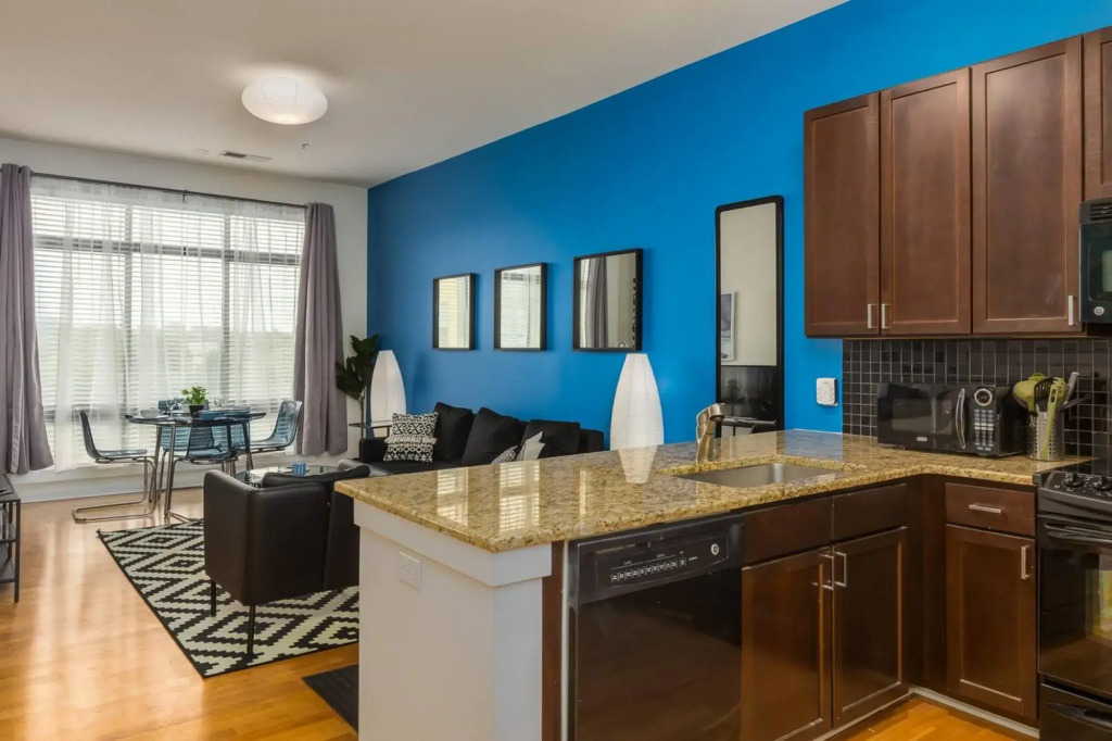 Apartment with Private Balcony, Wifi, Parking