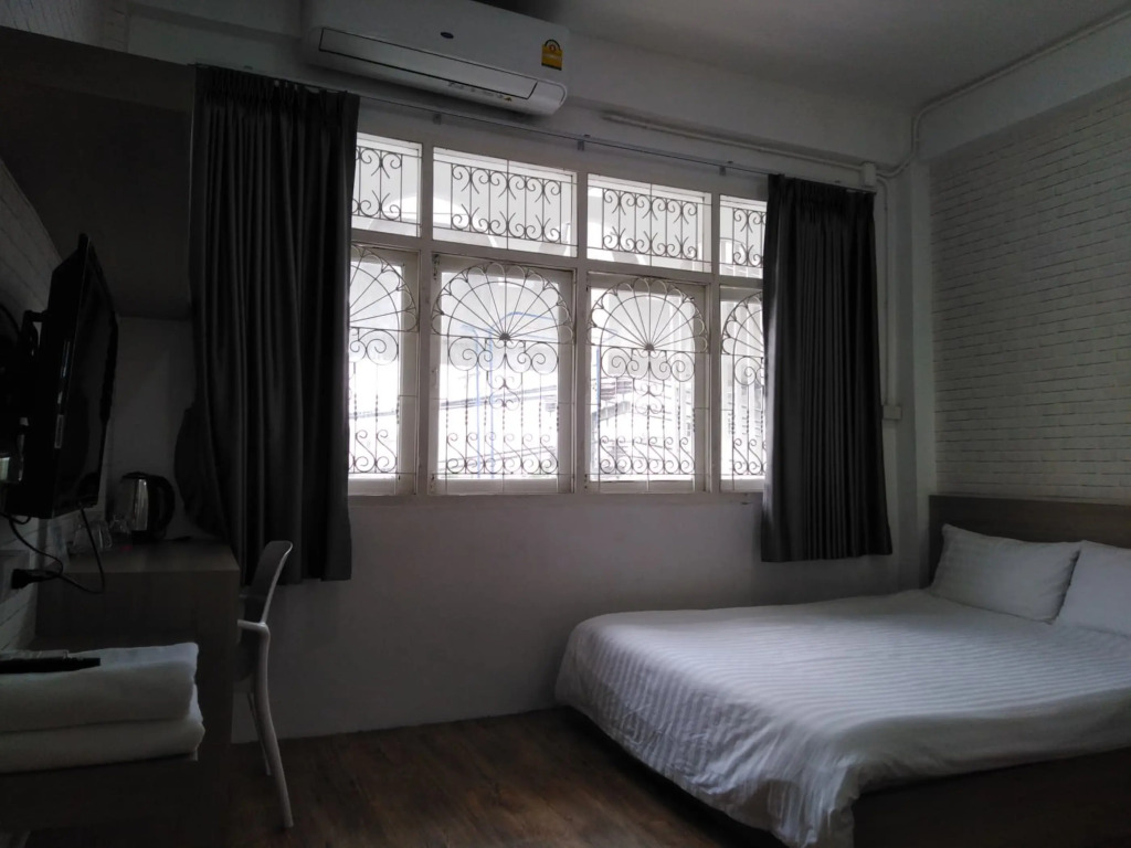 Ze Residence Bang Aor Station