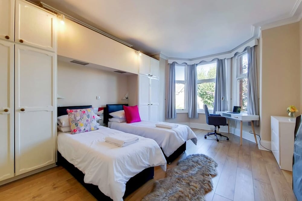 Apartment w Workspace in Ealing