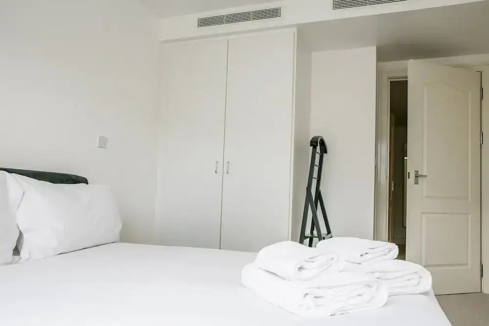 Modern Home by River Thames W/aircon, 4 Guests