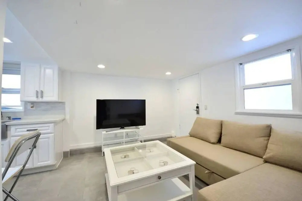 B5 Gorgeous Modern Home in Prime Location With AC and Backyard