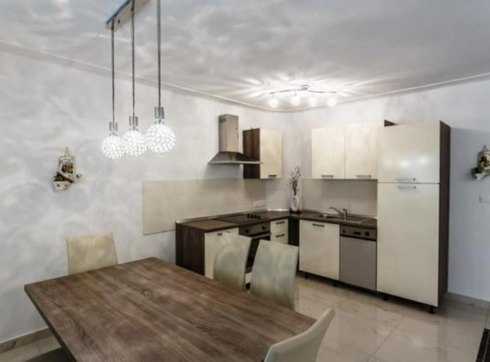 Family Apartmani Sara Malinska