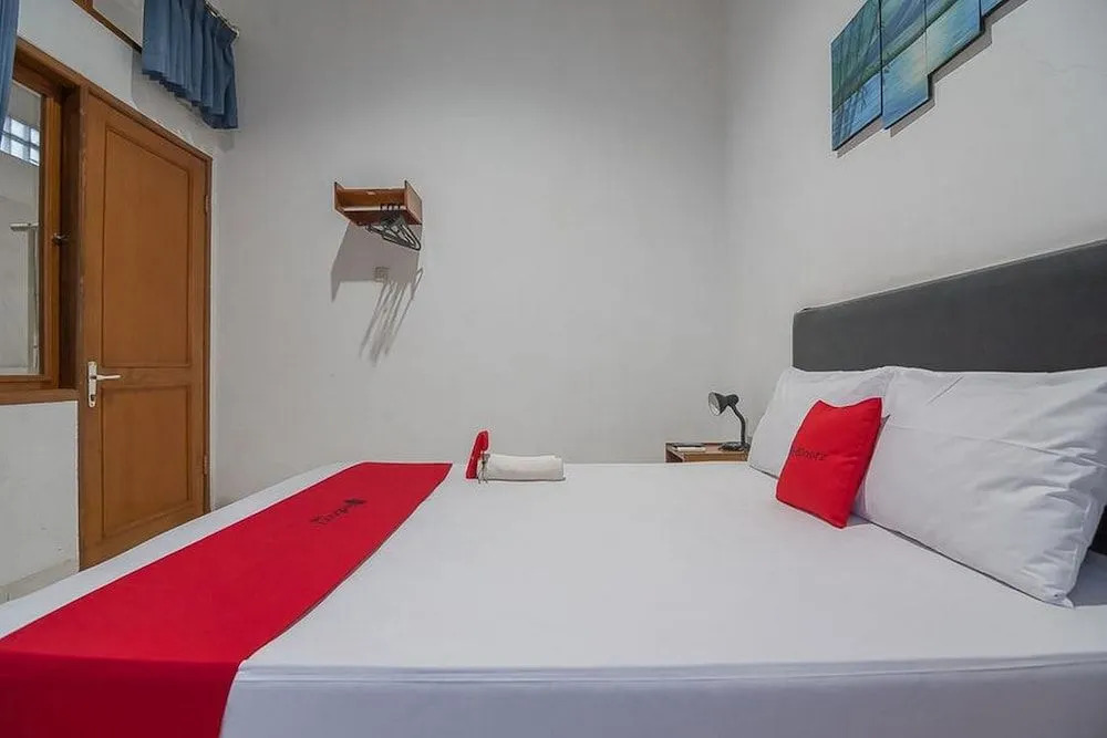 RedDoorz near Setrasari Mall