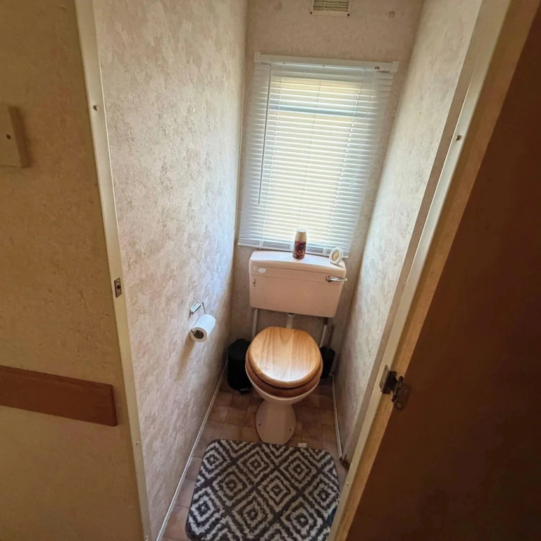 Static Caravan Sleeps 8 With Indoor Pool
