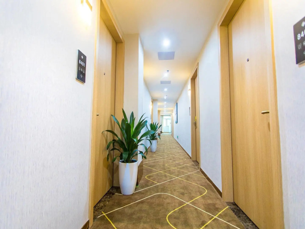 Chonpines Hotel (Shenzhen Gongming Honghuashan Metro Station)
