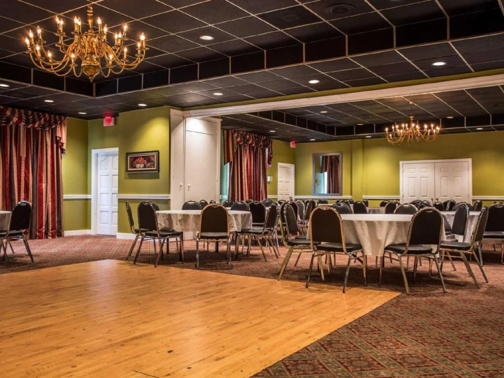 Ramada Inn & Suites Lumberton