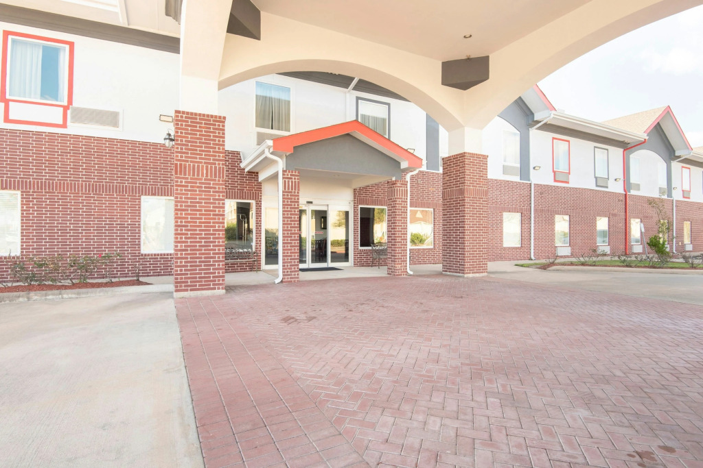 OYO Townhouse Clute Lake Jackson