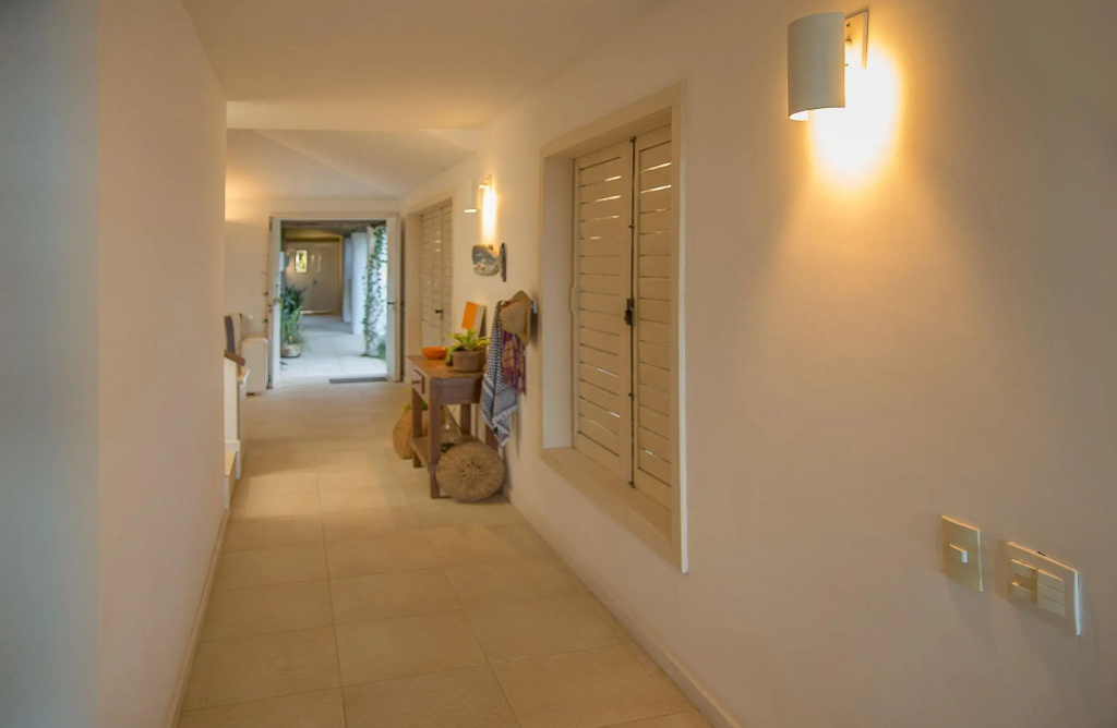 Casa Maravilhosa com Cinco Suítes, Pé na Areia da Praia de Manguinhos Por Luxury Rentals