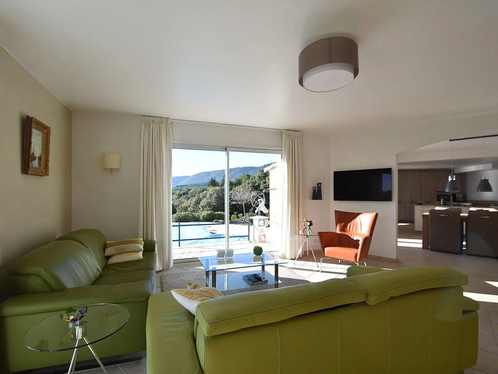 Air-conditioned villa with heated pool, guesthouse and stunning views