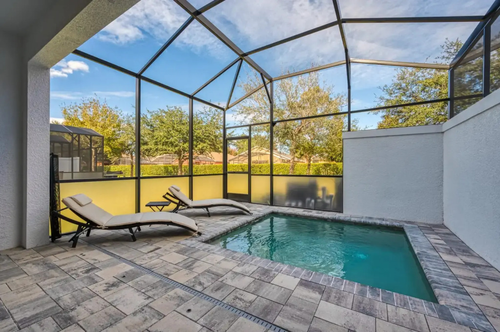 Comfortable Townhome with private pool near Disney