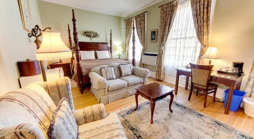 The Woodlawn Inn