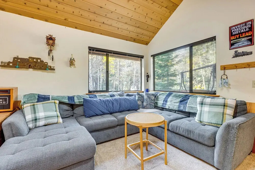 1 Mi to Skiing! Cabin Hideaway on June Lake Loop