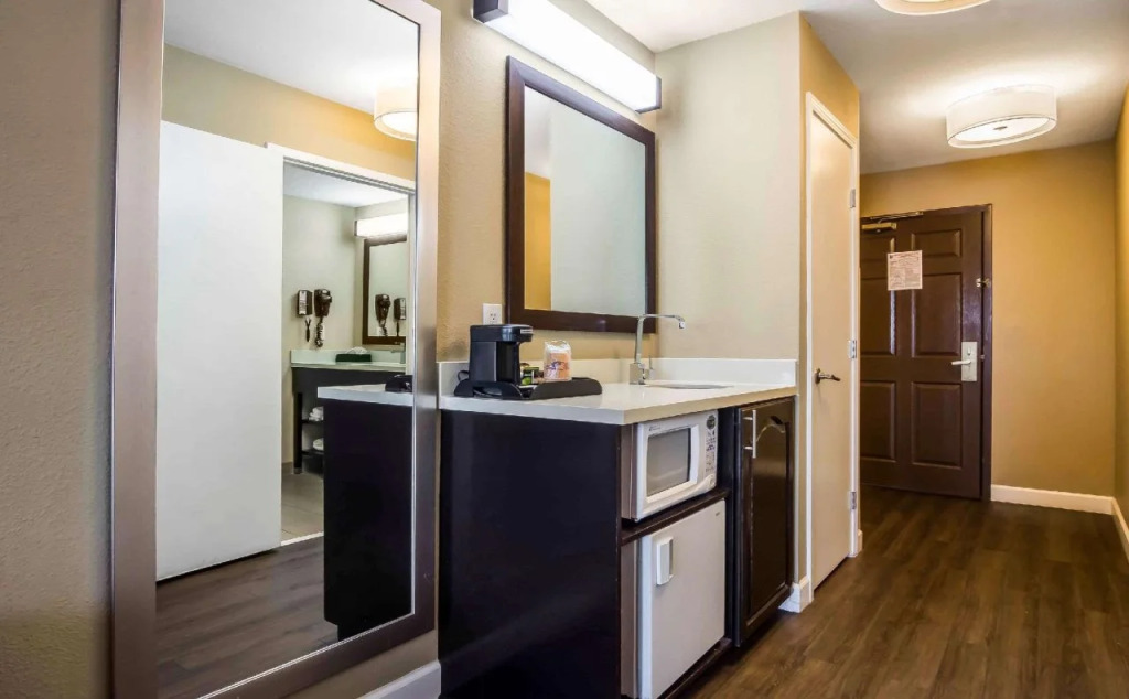 Comfort Inn & Suites near Six Flags
