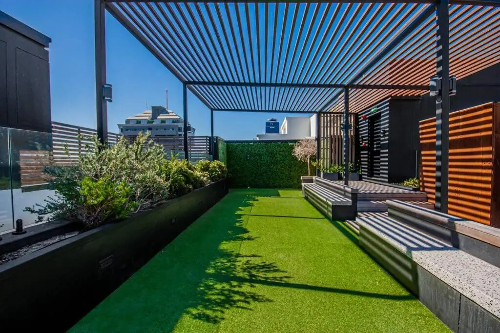 Stylish Studio Apartment with Rooftop Pool
