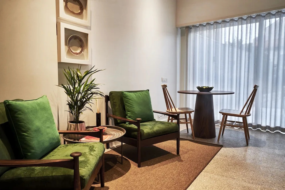 Pause Apartments