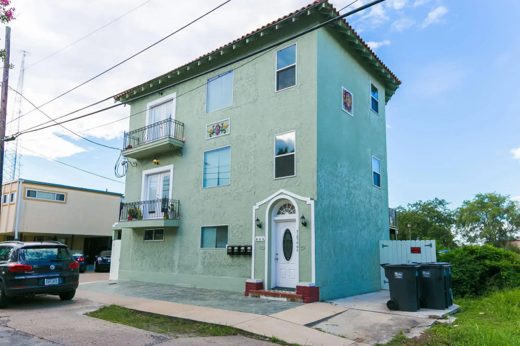 Hosteeva Conti Street Suites