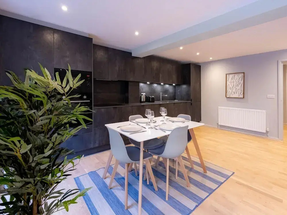 Broadway Market Beauty Three-bedroom by Sojo Stay