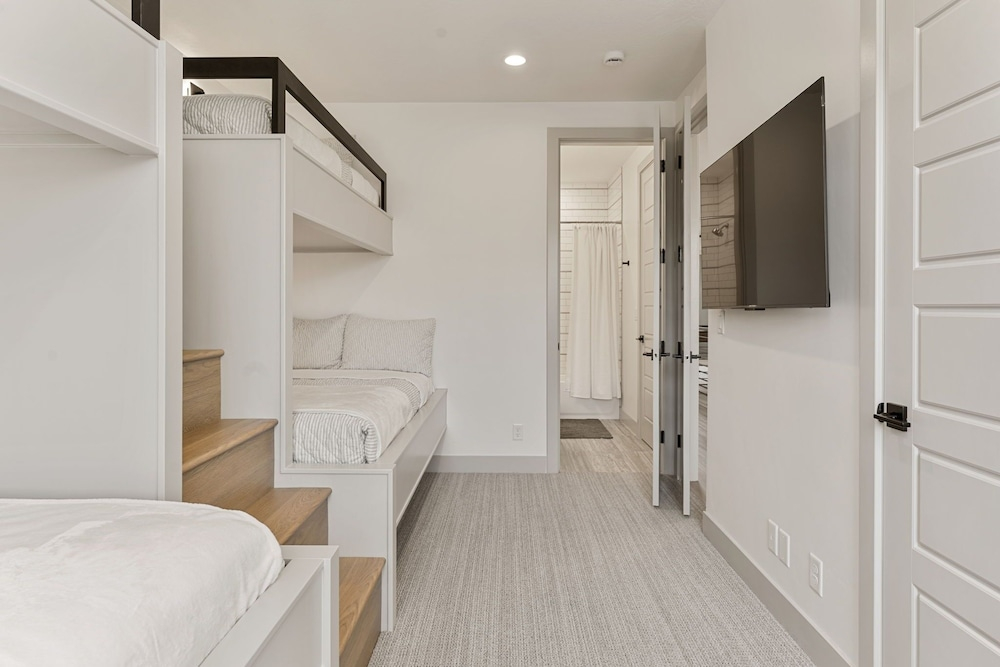 Luxury Rental At Desert Color 6 Bedroom Townhouse