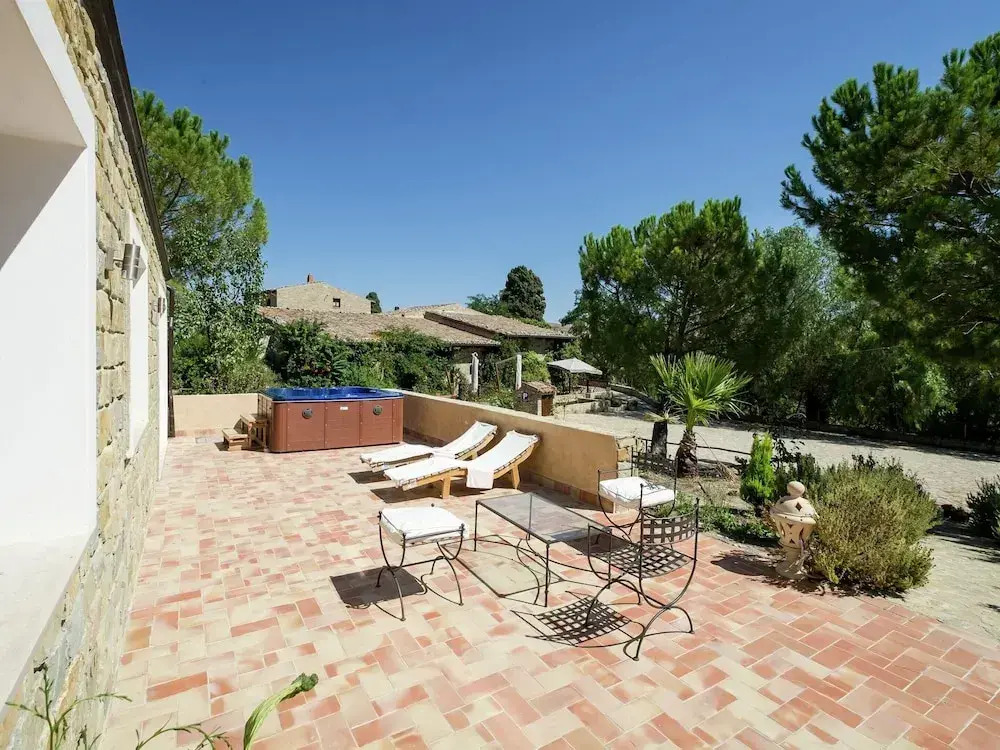 Gorgeous Holiday Home with Hot Tub, Whirlpool, Pool, Garden