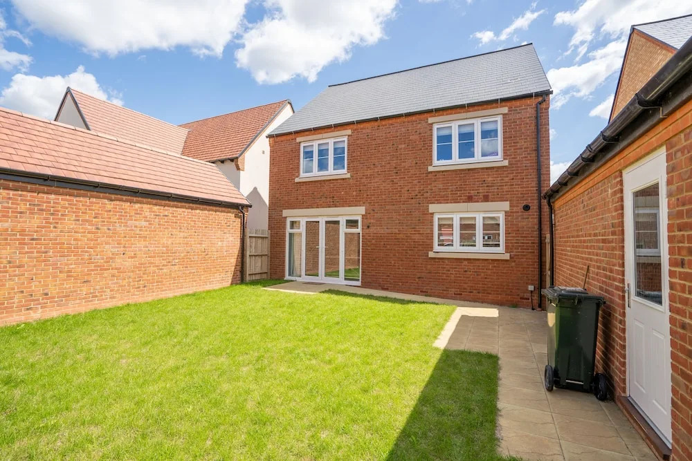 4 Bedroom Detached House 5mins Walk to Shopping Village