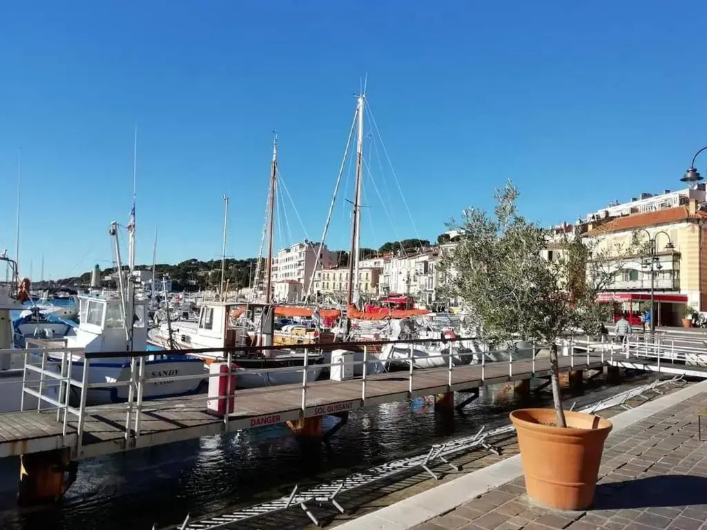 Mon petit Paradis, Cassis centre Apt 90 m2, 200 m Mer, terr plein sud, clim park privé