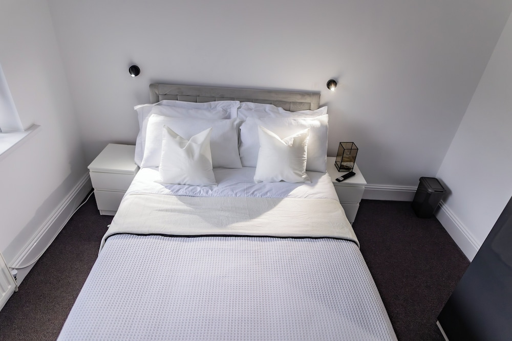 House - Sleeps 6 - Parking - Garden