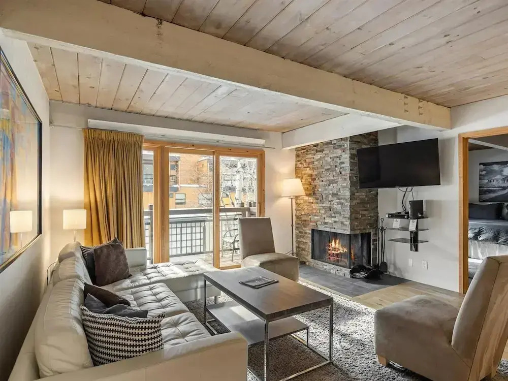 Convenient 2BR in Downtown Aspen - Walk to Lift 1A, Shops, Dining!
