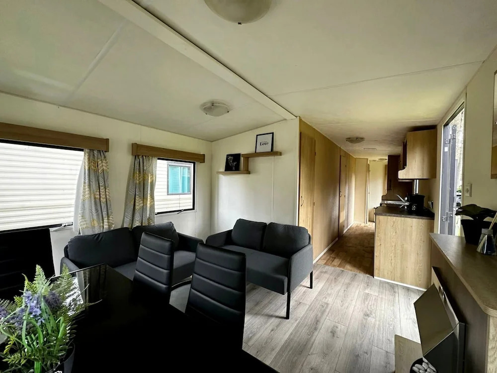 Residence With a Spacious Garden Located in a Child-friendly Park
