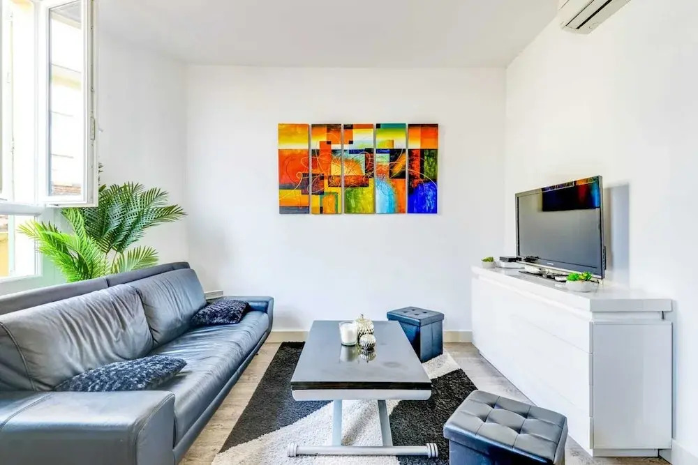 Beautiful Modern 2 Bedroom Apartment in Center